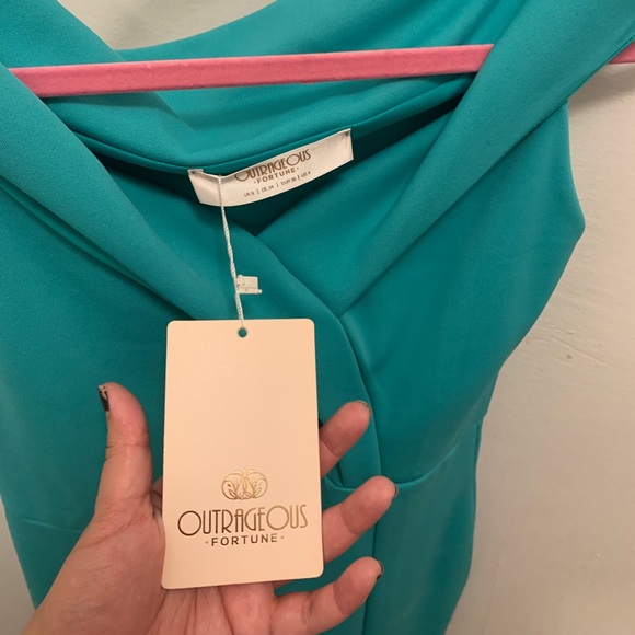 BodyCon outrageous fortune slit dress - Picture 2 of 3